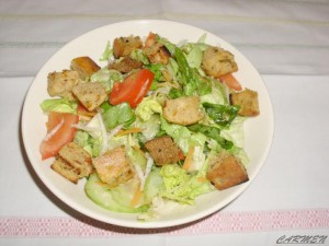 salata fresh de legume cu crutoane