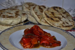 turte coapte cu salata de ardei copti