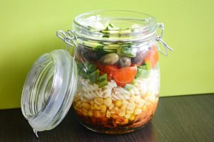 salata la borcan cu paste1