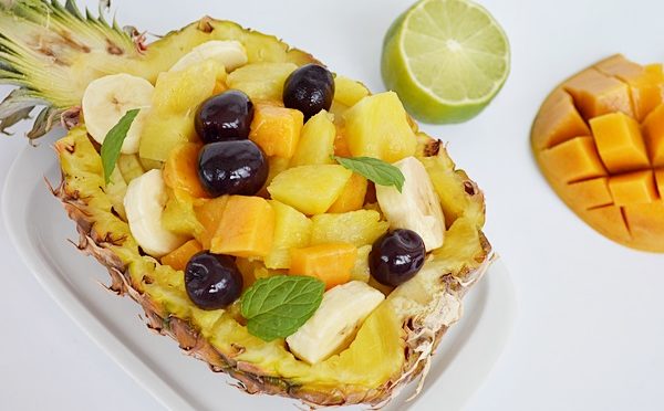 Salata de fructe tropicale cu mango, ananas si banane