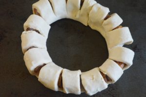 Coronita cu aluat de foietaj si carnati