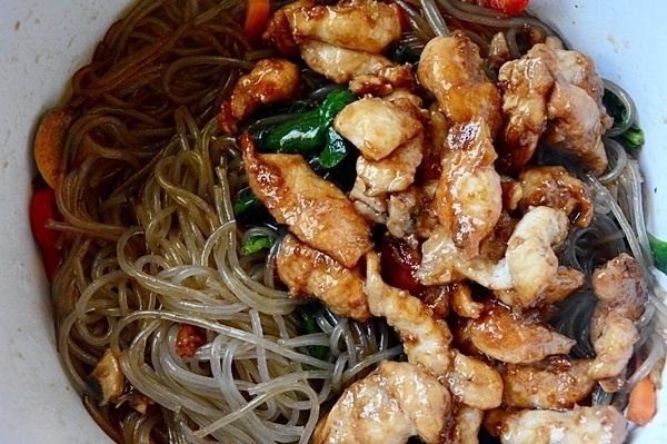 Japchae cu pui si legume