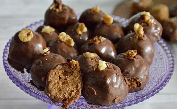 Bilute Jerbo cu biscuiti, nuca, gem de caise si glazura de ciocolata