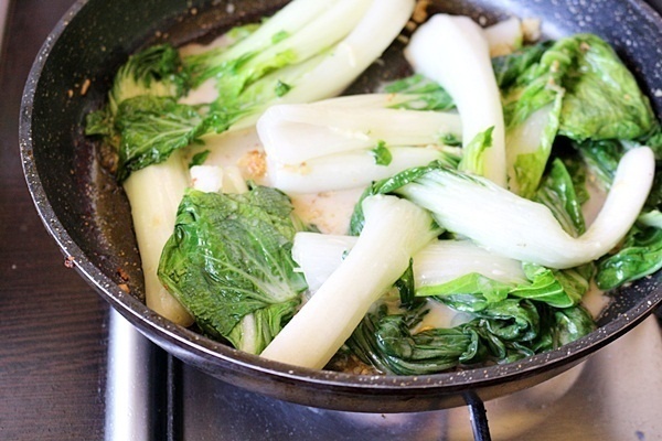Bok choy cu ghimbir si usturoi