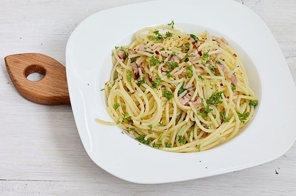 Spaghete cu bacon si usturoi
