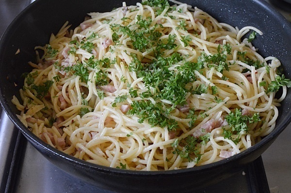 Spaghete cu bacon si usturoi