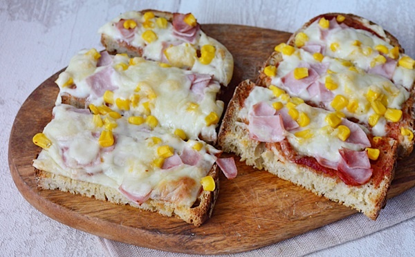pizza pe felii de paine