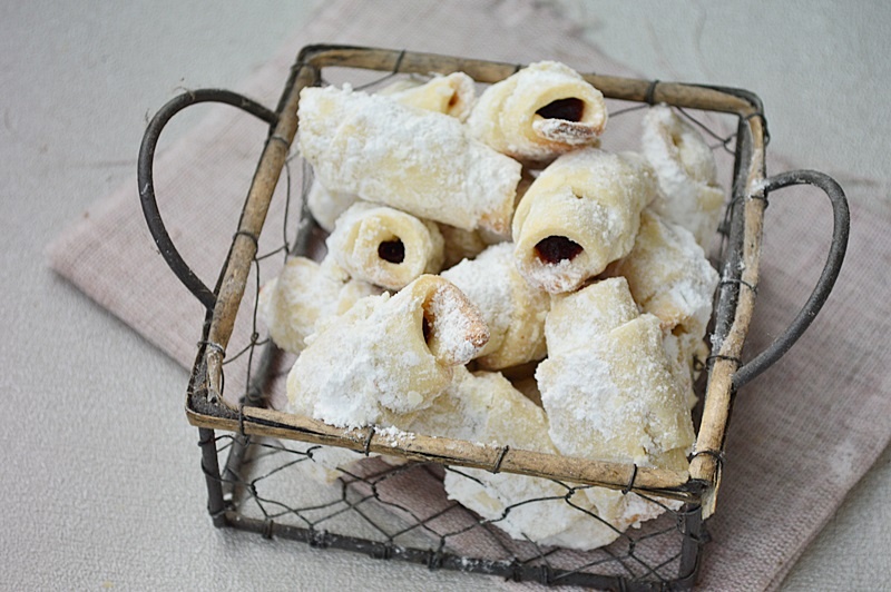 Cornulete fragede cu untura si marmelada