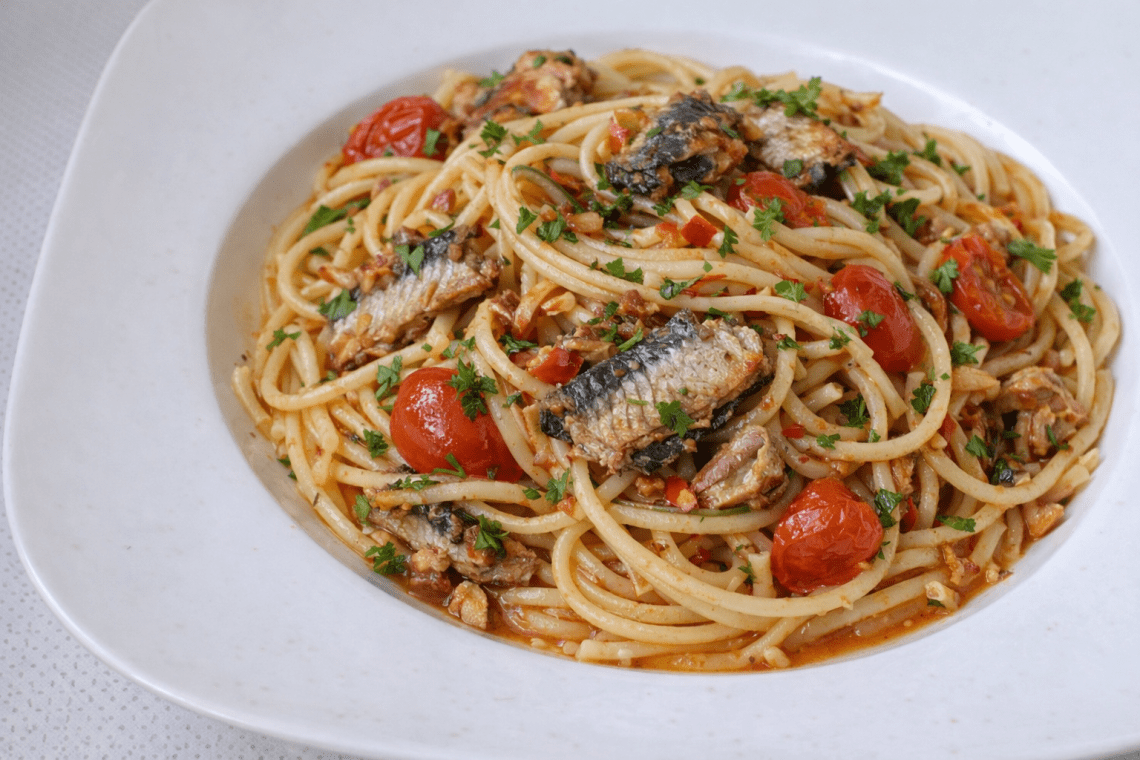 Spaghete cu sardine din conserva