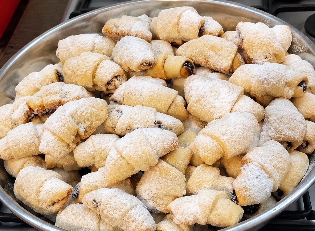 cornulete fragede cu magiun si nuca